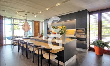 Casa en Venta en Cancún en Residencial Isla Dorada frente a la Laguna con Muelle