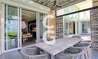Casa en Venta en Cancún en Residencial Isla Dorada frente a la Laguna con Muelle