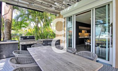 Casa en Venta en Cancún en Residencial Isla Dorada frente a la Laguna con Muelle