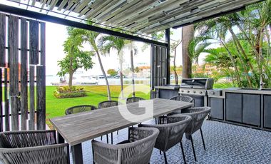 Casa en Venta en Cancún en Residencial Isla Dorada frente a la Laguna con Muelle