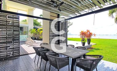 Casa en Venta en Cancún en Residencial Isla Dorada frente a la Laguna con Muelle