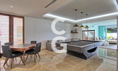 Casa en Venta en Cancún en Residencial Isla Dorada frente a la Laguna con Muelle