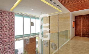 Casa en Venta en Cancún en Residencial Isla Dorada frente a la Laguna con Muelle