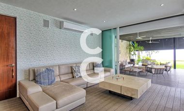 Casa en Venta en Cancún en Residencial Isla Dorada frente a la Laguna con Muelle