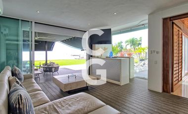 Casa en Venta en Cancún en Residencial Isla Dorada frente a la Laguna con Muelle