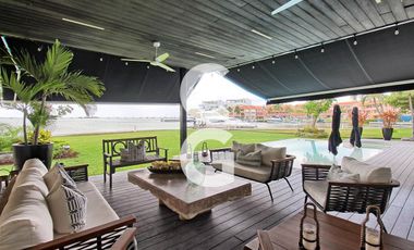 Casa en Venta en Cancún en Residencial Isla Dorada frente a la Laguna con Muelle