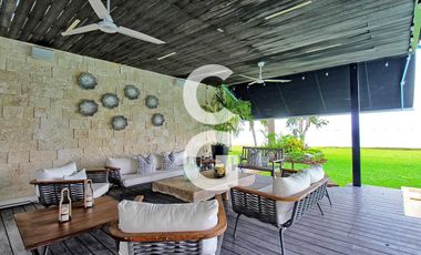 Casa en Venta en Cancún en Residencial Isla Dorada frente a la Laguna con Muelle