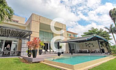 Casa en Venta en Cancún en Residencial Isla Dorada frente a la Laguna con Muelle