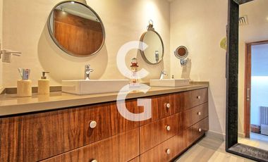 Casa en Venta en Cancún en Residencial Isla Dorada frente a la Laguna con Muelle