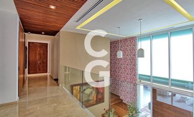Casa en Venta en Cancún en Residencial Isla Dorada frente a la Laguna con Muelle