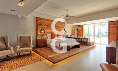 Casa en Venta en Cancún en Residencial Isla Dorada frente a la Laguna con Muelle