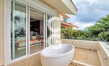 Casa en Venta en Cancún en Residencial Isla Dorada frente a la Laguna con Muelle