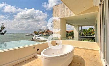 Casa en Venta en Cancún en Residencial Isla Dorada frente a la Laguna con Muelle