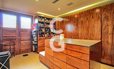 Casa en Venta en Cancún en Residencial Isla Dorada frente a la Laguna con Muelle