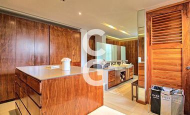 Casa en Venta en Cancún en Residencial Isla Dorada frente a la Laguna con Muelle