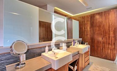 Casa en Venta en Cancún en Residencial Isla Dorada frente a la Laguna con Muelle