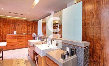 Casa en Venta en Cancún en Residencial Isla Dorada frente a la Laguna con Muelle