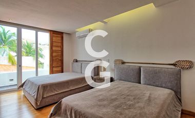 Casa en Venta en Cancún en Residencial Isla Dorada frente a la Laguna con Muelle