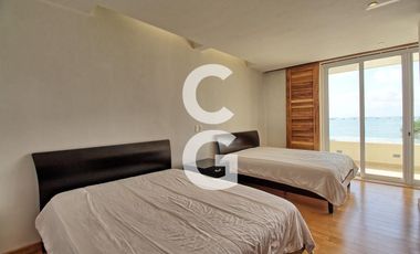 Casa en Venta en Cancún en Residencial Isla Dorada frente a la Laguna con Muelle