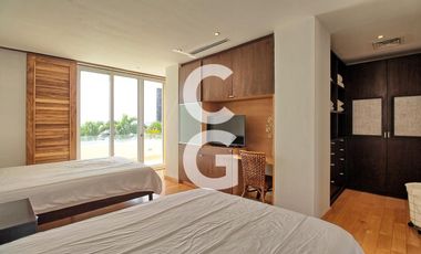 Casa en Venta en Cancún en Residencial Isla Dorada frente a la Laguna con Muelle