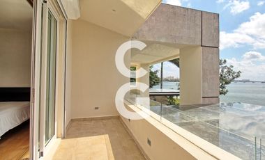 Casa en Venta en Cancún en Residencial Isla Dorada frente a la Laguna con Muelle