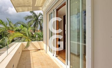 Casa en Venta en Cancún en Residencial Isla Dorada frente a la Laguna con Muelle