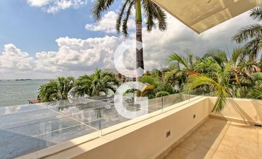 Casa en Venta en Cancún en Residencial Isla Dorada frente a la Laguna con Muelle