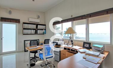 Casa en Venta en Cancún en Residencial Isla Dorada frente a la Laguna con Muelle