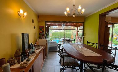 Venta de gran propiedad  de 3 pisos  en Condominio – Las Condes