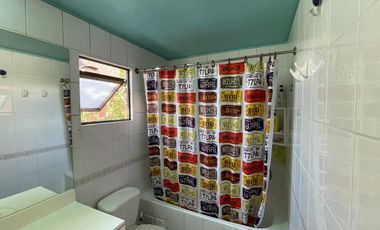 Venta de gran propiedad  de 3 pisos  en Condominio – Las Condes