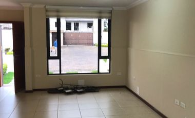 HERMOSA Y COMODA CASA DE TRES HABITACIONES