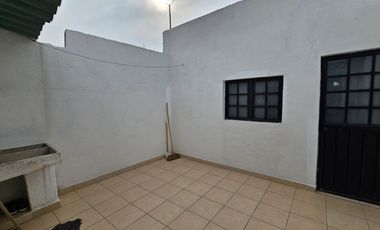 Propiedad con 2 Departamentos y 4 Locales Comerciales a Una Cuadra del CUCEI