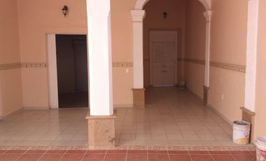 HERMOSA CASA MUY BIEN UBICADA CON ARQUITECTURA ANTIGUA IDEAL PARA NEGOCIO