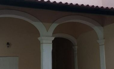 HERMOSA CASA MUY BIEN UBICADA CON ARQUITECTURA ANTIGUA IDEAL PARA NEGOCIO