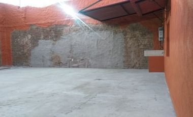 HERMOSA CASA MUY BIEN UBICADA CON ARQUITECTURA ANTIGUA IDEAL PARA NEGOCIO