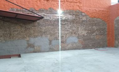 HERMOSA CASA MUY BIEN UBICADA CON ARQUITECTURA ANTIGUA IDEAL PARA NEGOCIO