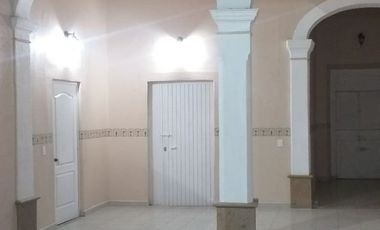 HERMOSA CASA MUY BIEN UBICADA CON ARQUITECTURA ANTIGUA IDEAL PARA NEGOCIO