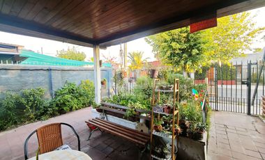 CASA 4 DORMITORIOS. 3 BAÑOS, 4 ESTACIONAMIENTOS, CALLE CENTRAL, EL BOSQUE