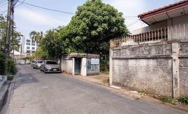 ขายที่ดินพร้อมสิ่งปลูกสร้าง ซอยรัชดาภิเษก 42 ห่างจากถนนรัชดาภิเษกเพียง 200 เมตร ขนาดเนื้อที่ 86 ตารางวา แปลงสวยรูป 4 เหลี่ยม เหมาะสำหรับทำบ้านพักอาศัย