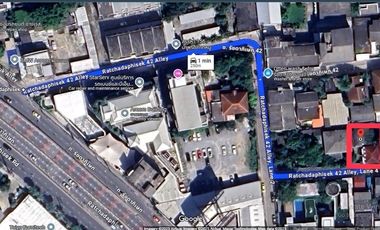 ขายที่ดินพร้อมสิ่งปลูกสร้าง ซอยรัชดาภิเษก 42 ห่างจากถนนรัชดาภิเษกเพียง 200 เมตร ขนาดเนื้อที่ 86 ตารางวา แปลงสวยรูป 4 เหลี่ยม เหมาะสำหรับทำบ้านพักอาศัย