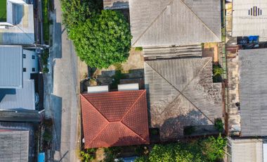 ขายที่ดินพร้อมสิ่งปลูกสร้าง ซอยรัชดาภิเษก 42 ห่างจากถนนรัชดาภิเษกเพียง 200 เมตร ขนาดเนื้อที่ 86 ตารางวา แปลงสวยรูป 4 เหลี่ยม เหมาะสำหรับทำบ้านพักอาศัย