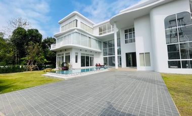 Luxury Hi-End Pool Villa  A modern luxury home near Chiang Mai city center, offering you true comfort and privacy with premium facilities. Suitable fo