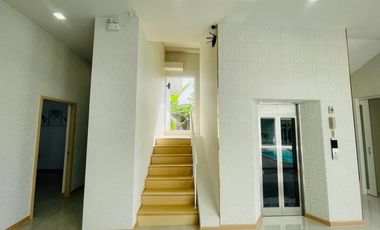 Luxury Hi-End Pool Villa  A modern luxury home near Chiang Mai city center, offering you true comfort and privacy with premium facilities. Suitable fo