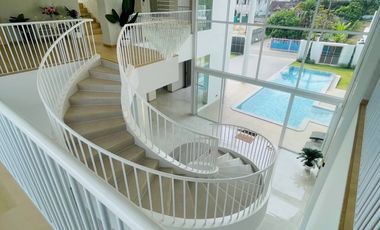 Luxury Hi-End Pool Villa  A modern luxury home near Chiang Mai city center, offering you true comfort and privacy with premium facilities. Suitable fo