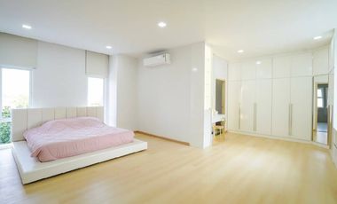 Luxury Hi-End Pool Villa  A modern luxury home near Chiang Mai city center, offering you true comfort and privacy with premium facilities. Suitable fo