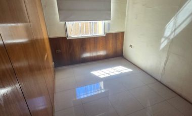 ARRIENDO EXCELENTE OFICINA EN MONEDAS N°973