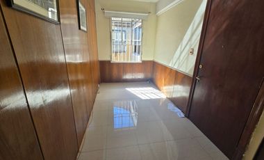 ARRIENDO EXCELENTE OFICINA EN MONEDAS N°973