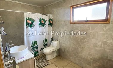 Leon Propiedades vende parcela de 2 Ha. con 2 casas en fundo Alhué, Curacaví.