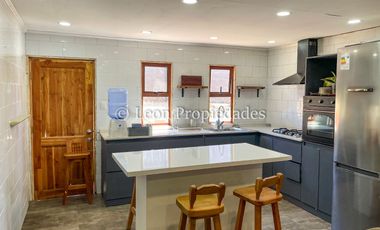 Leon Propiedades vende parcela de 2 Ha. con 2 casas en fundo Alhué, Curacaví.