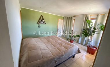 Leon Propiedades vende parcela de 2 Ha. con 2 casas en fundo Alhué, Curacaví.